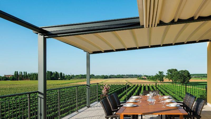 Toile tendue pergola, un store coulissant extérieur efficace