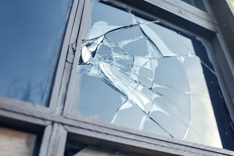 Comment remplacer une vitre cassée sur une fenêtre en bois